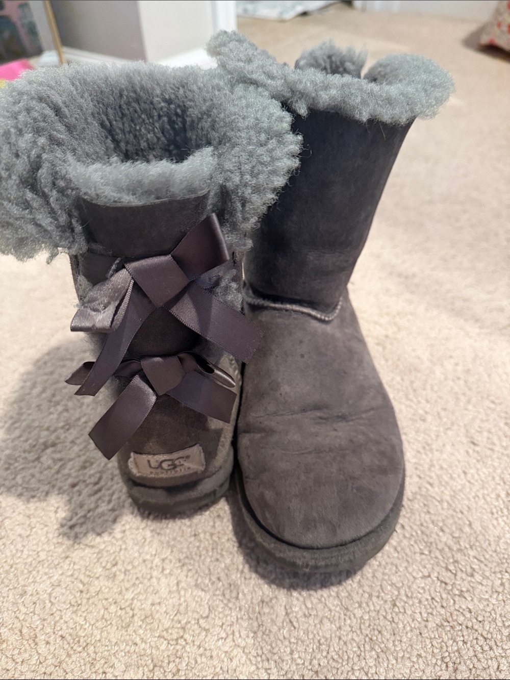 UGG ladies Gray Bow-Back Shearling Boots sz 6